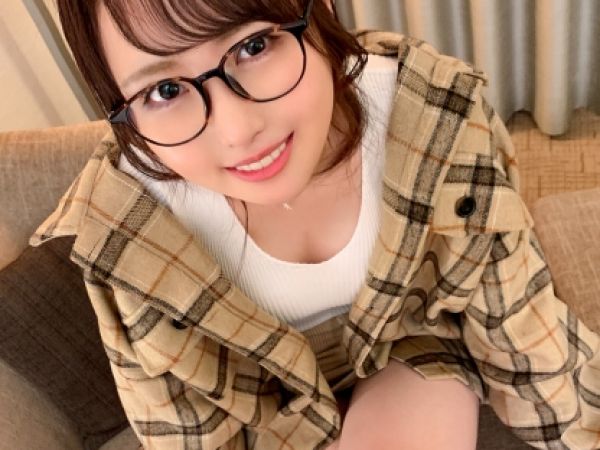 【裏切り浮気SEX】色白美肌のパイパン眼鏡女子、彼氏に内緒でハメ撮り！禁断の膣内射精に悶える姿がエロすぎる…♡