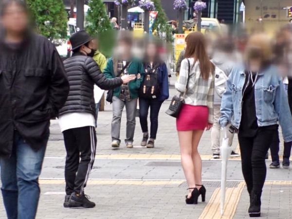 【美脚お姉さんの危険な誘惑】『彼氏ごめん…』超ミニスカから覗く美脚がエロい素人お姉さんがナンパSEX！デカチンに誘惑され、彼氏を裏切る浮気セックスに溺れる！大胆な美脚が絡みつく瞬間を激撮！♡