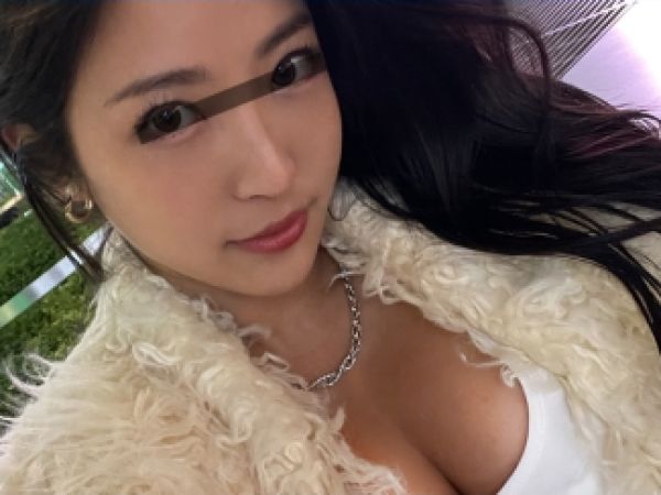 【美巨乳お姉さんの過激流出】彼氏と一緒に乱交パーティー！ゴージャス美女が他人チンポに夢中♡手コキ＆フェラで大胆プレイ！彼氏以外の男に囲まれて快楽に溺れる！