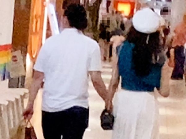 【若妻の危険な浮気】『旦那にバレたら…』デート中の人妻がスリル満点の浮気SEXに挑戦！電話で旦那と話しながら、マンコを激しく突かれて感じまくる！禁断の快感に溺れる美巨乳妻の裏切り行為がエロすぎる…♡