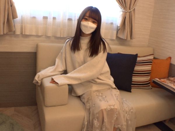 【裏切り配信】『彼氏ごめんね…』感度抜群のウブ美少女が、彼氏に内緒で生ハメSEXをライブ配信！「これ見て興奮して♥」とカメラ目線でイチャラブエッチを大胆公開！！