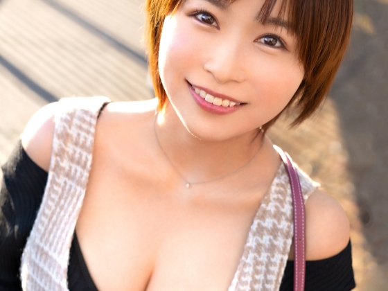 【巨乳ムスメの淫乱プレイ】エロカワ娘がセクシー衣装で大胆に！巨乳揺らしてイキまくり、濃厚セックスで大興奮！最後はパイ射でフィニッシュ！！