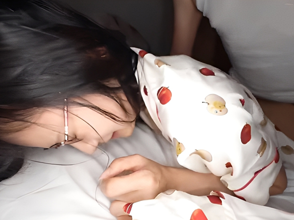 【女子寮侵入レイプ】管理人の男が美少女の部屋に侵入！『やめて…』抵抗する少女を力ずくで押さえつけ、無理やりハメる！純粋なカラダを汚す鬼畜行為に戦慄…！